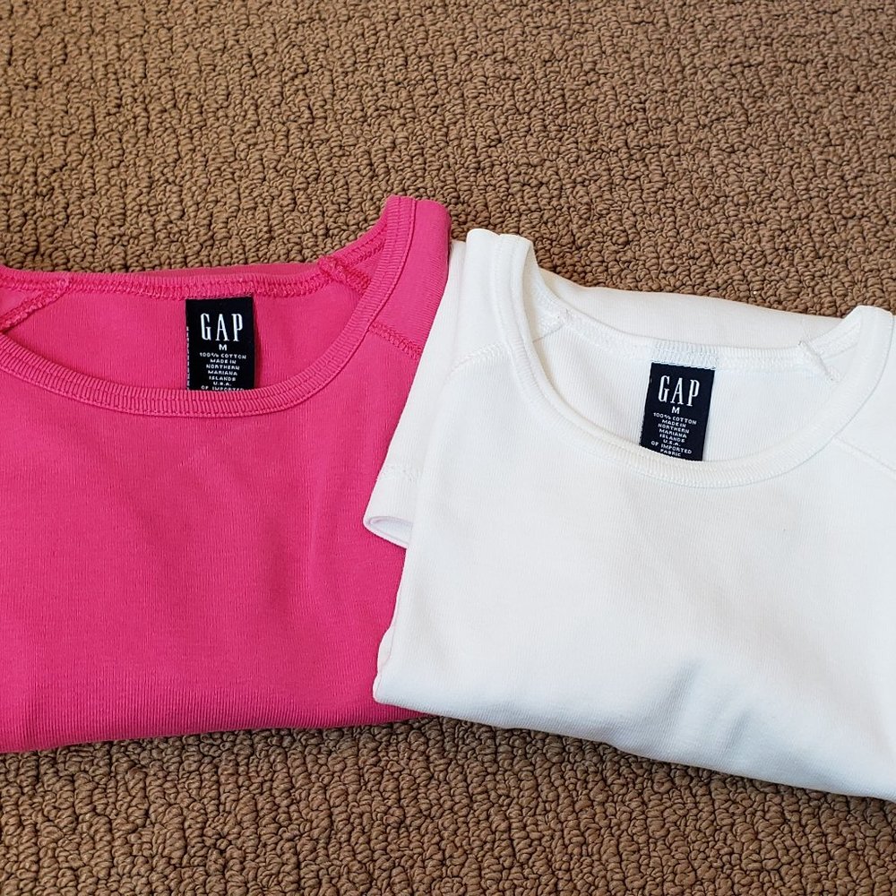 A Pair of Gap Pink & White Colored Finely Knitted Long Sleeve T-Shirt. Size M.